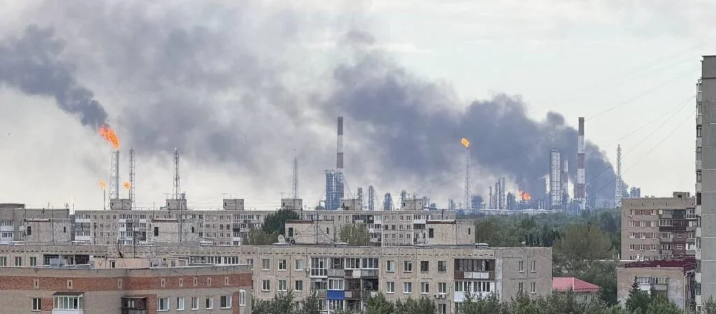 Дроны ВСУ поразили крупнейший НПЗ России в Омске