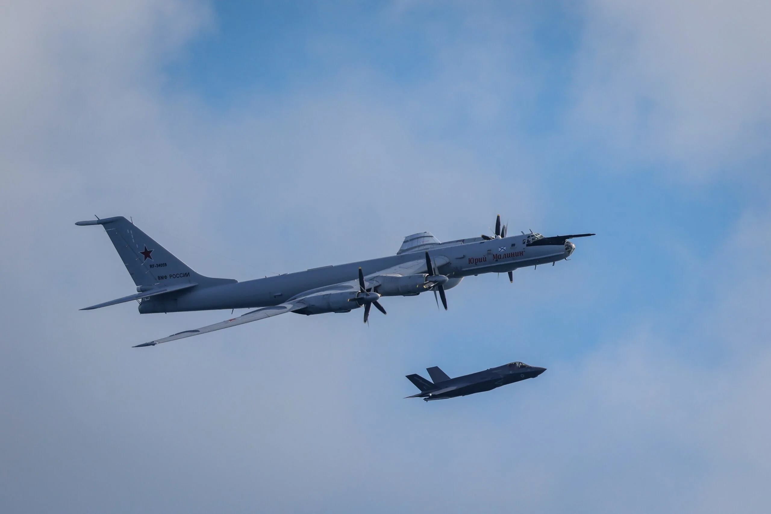 Російські Ту-142 шпигували біля авіаносця НАТО: F-35B перехопили літаки