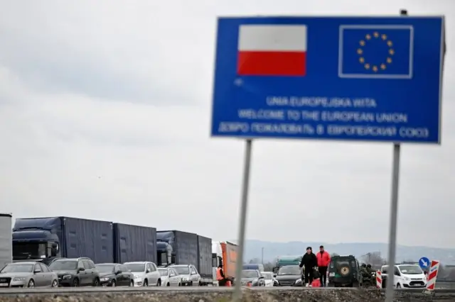 Військовозобов’язані українці зможуть в’їхати до Польщі: що зміниться