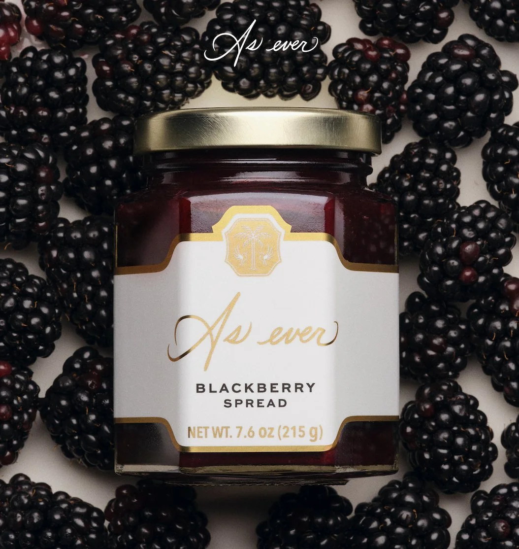 Банка blackberry spread бренду As Ever серед стиглих ягід ожини