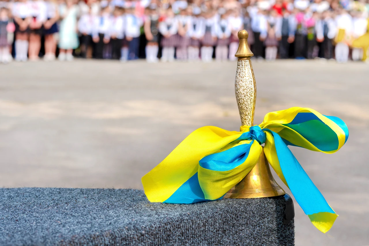 Сценарій останнього дзвоника: 8 щирих привітань випускникам