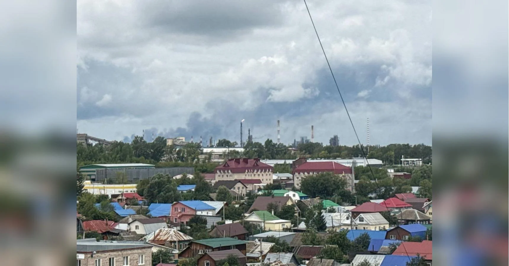 Українські дрони вразили НПЗ в Уфі: пожежа та стовпи диму